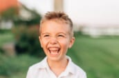 笑顔がかわいい6歳の男の子の写真