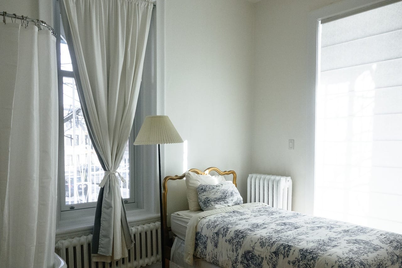 一人暮らしの1k ワンルームのベッドの置き方実例 窓際にベッドは置ける