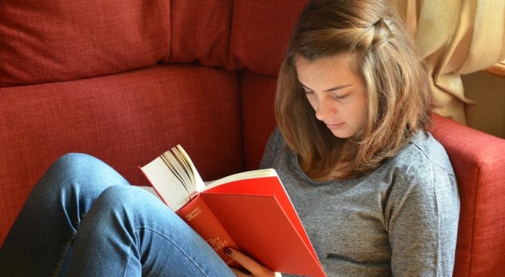 ソファーで本を読む女性の写真