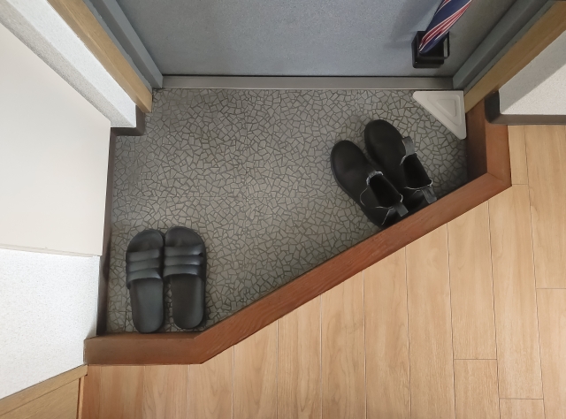 賃貸アパートの玄関に置かれた靴