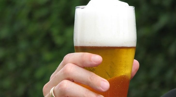 ビールを持つ女性の手の写真