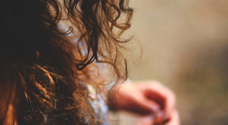 巻き髪の女性の画像