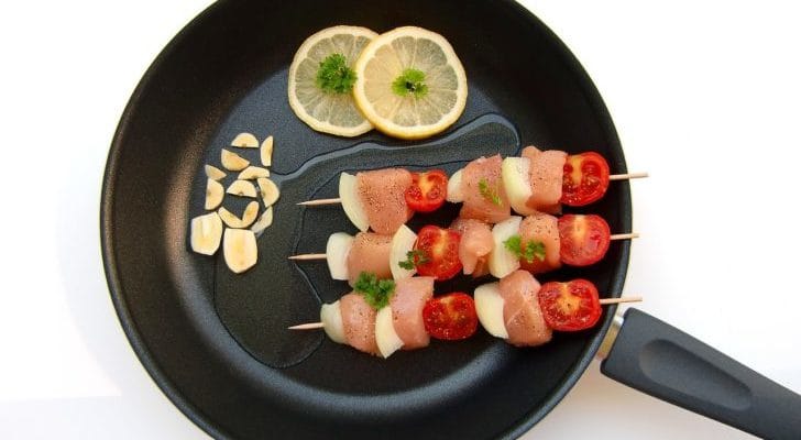 フライパンと食材の画像