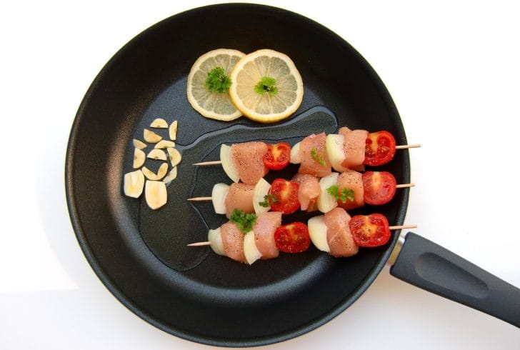 フライパンと食材の画像