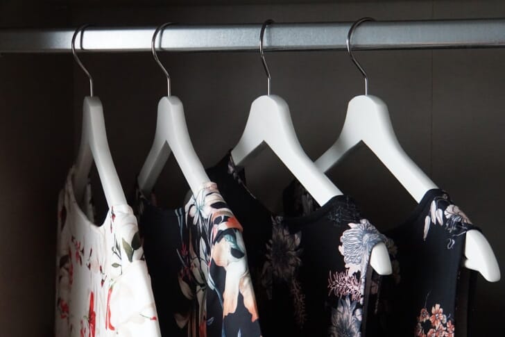 ハンガ―ラックに洋服をかけている写真