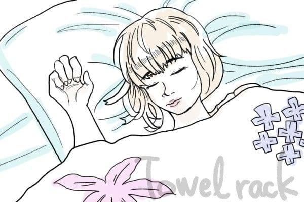 女の子がタオルケットをかけて寝ているイラスト