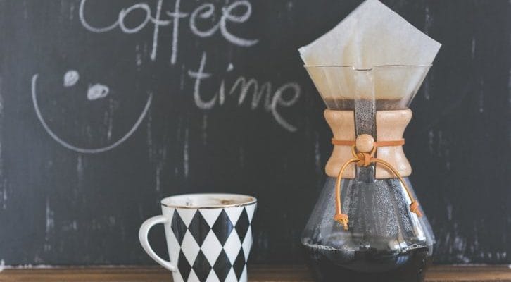 コーヒーカップとコーヒードリッパーの写真