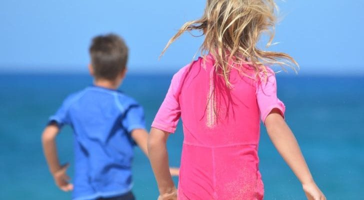 ラッシュガードを着た男の子女の子の画像