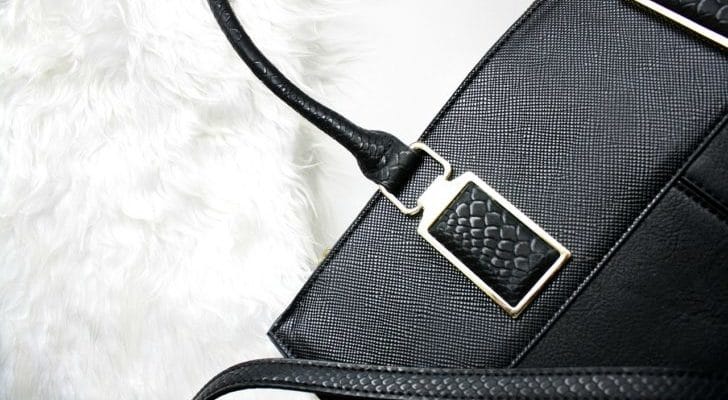 黒いハンドバッグのアップ画像