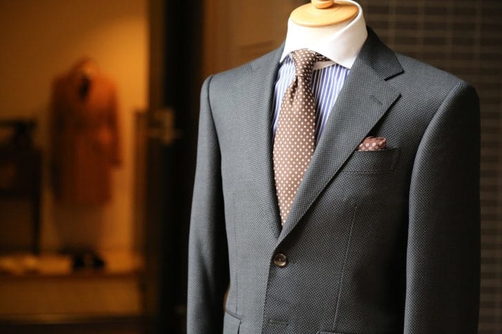 激安な スーツ職人がつくったポケットチーフ 紺色 シルク100％ トライアングル ad-naturam.fr