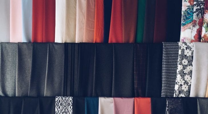 大量の洋服の画像