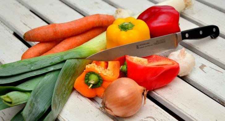 野菜と包丁の画像