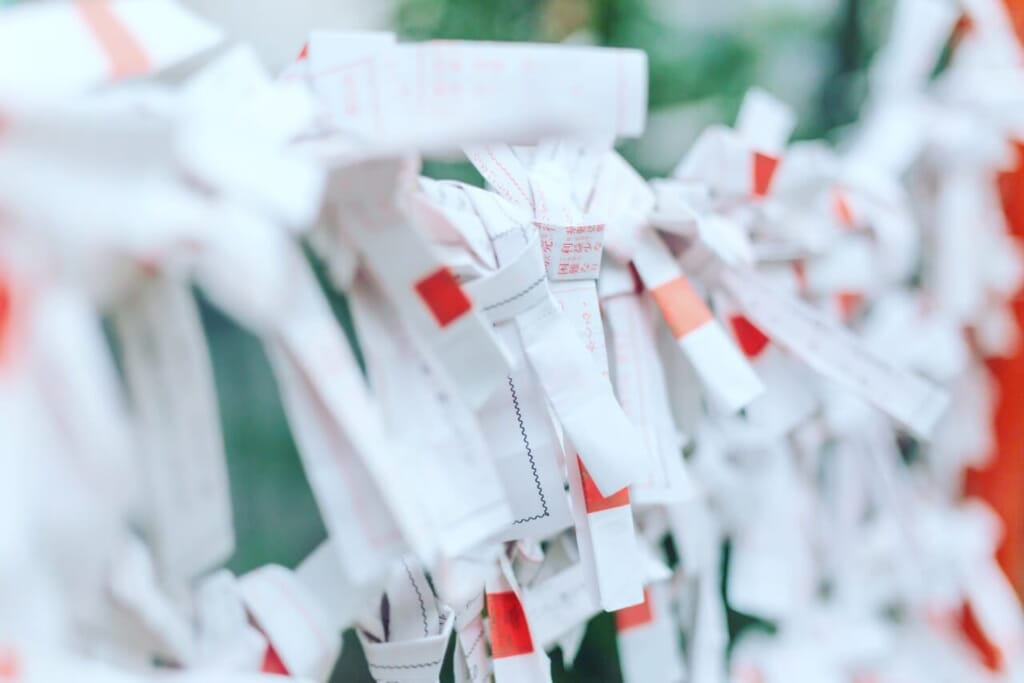 a close up of a bunch of white ribbons