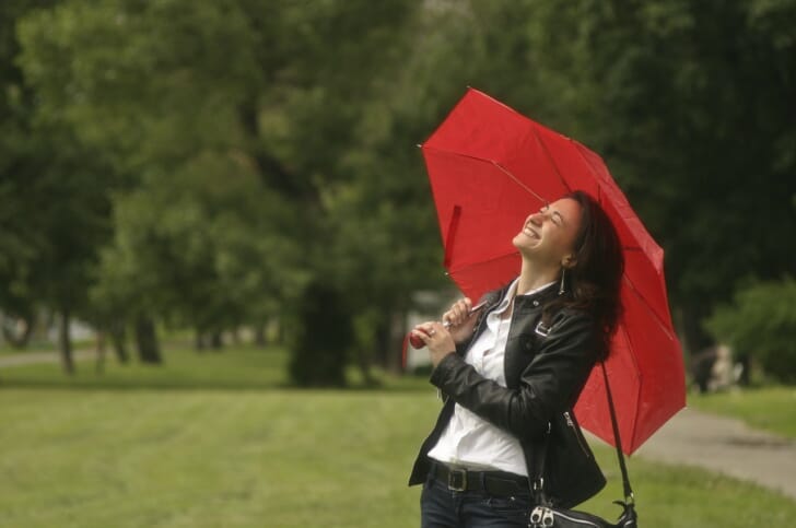 丈夫な折りたたみ傘のおすすめ14選 丈夫な日本製や薄型の晴雨兼用も紹介