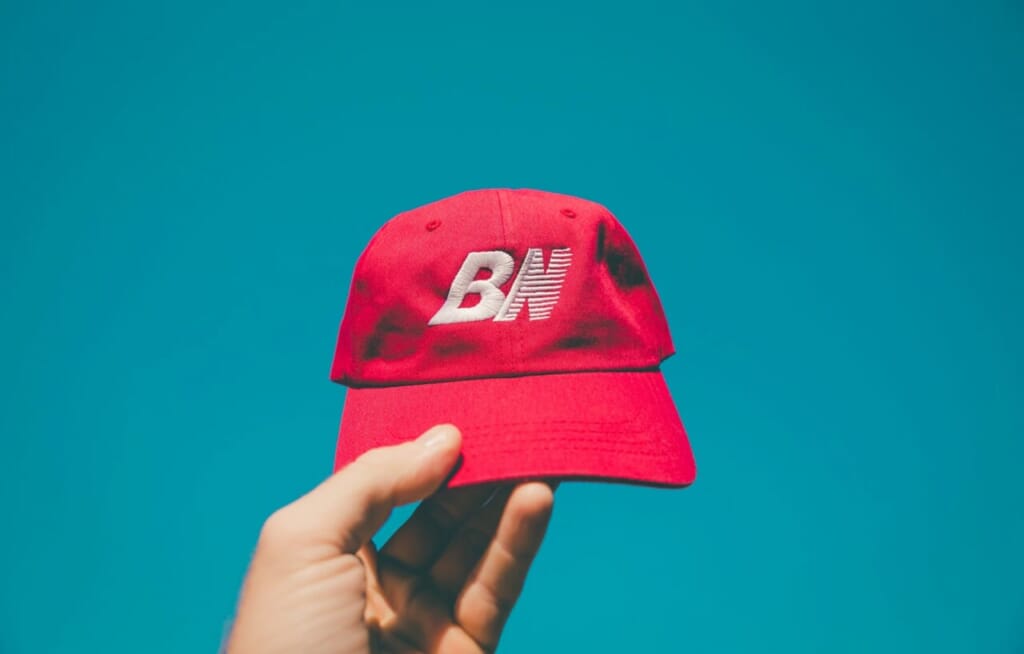 赤いキャップ帽子
