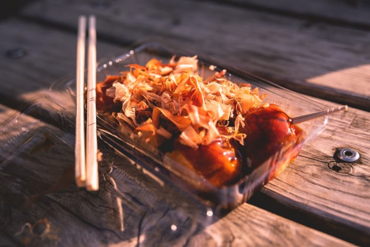 鰹節がたっぷりかかったたこ焼きの写真