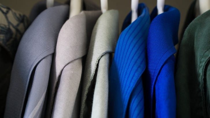 ハンガーにかかった洋服の写真
