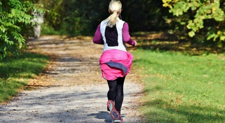 ランニングする女性の後姿
