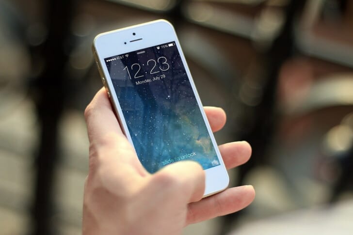 スマートフォンを操作している写真