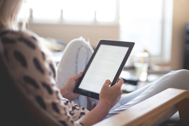 女性がタブレットを見ている写真
