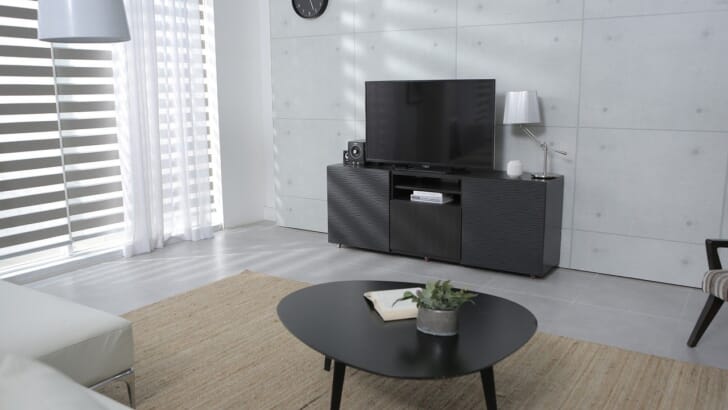 テレビとテーブルのある部屋の写真