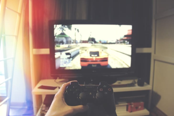 ゲーミングデスクでゲームをする写真