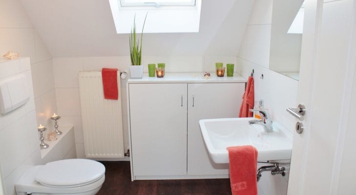 大きな収納のあるきれいなトイレの写真