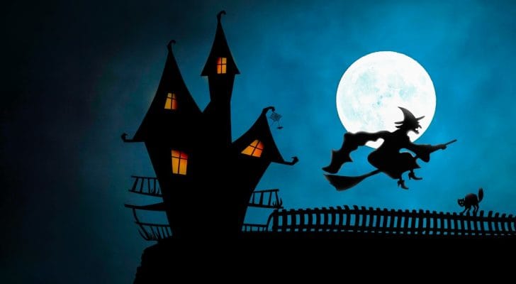 魔女が月夜を飛ぶハロウィンの写真