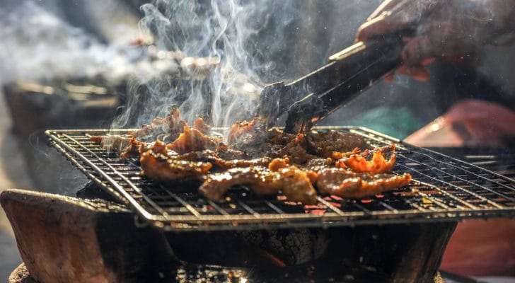 焼き鳥を焼く写真
