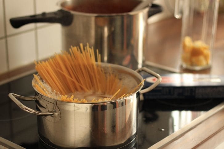 パスタ鍋でパスタを茹でている写真