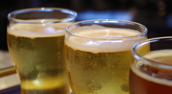 ビールが注がれたビアグラスの写真