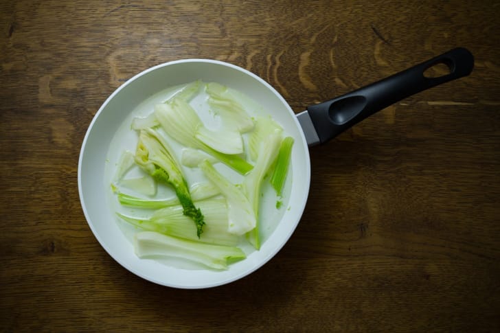 セラミックのフライパンに野菜がおいてある写真