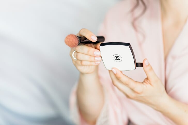 フェイスブラシを使っている写真