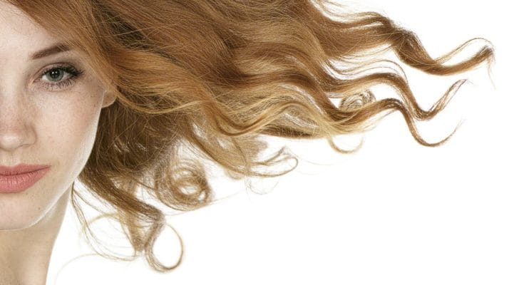 カールヘアーをなびかせた女性の写真