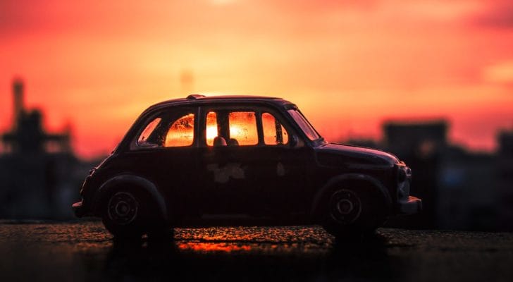夕焼けに照らされるミニカーの写真