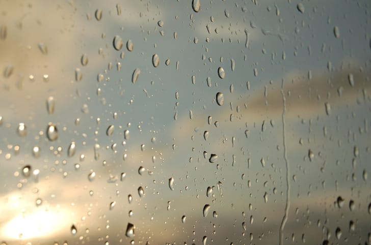 雨の日の窓の写真