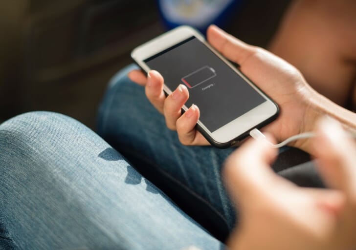 スマートフォンを充電する写真