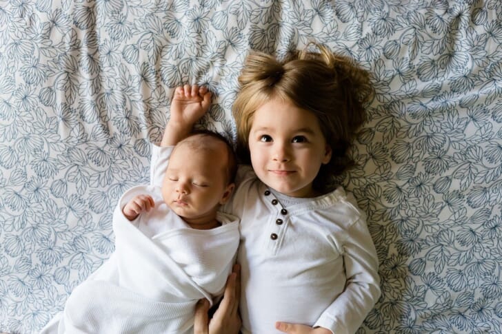 乳幼児と幼児が並んでいる写真