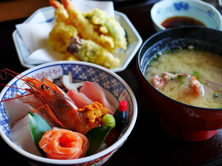 味噌汁のある豪勢な食卓の写真
