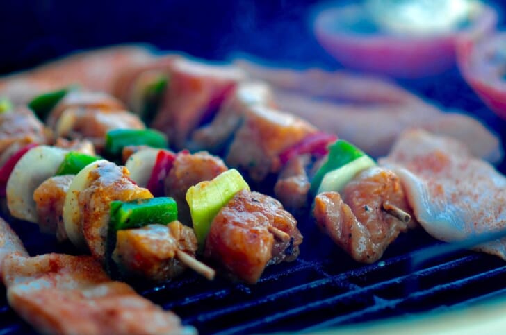 焼き鳥が焼かれている写真