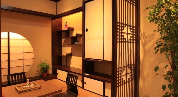 床の間、障子、座卓が写った和室の写真