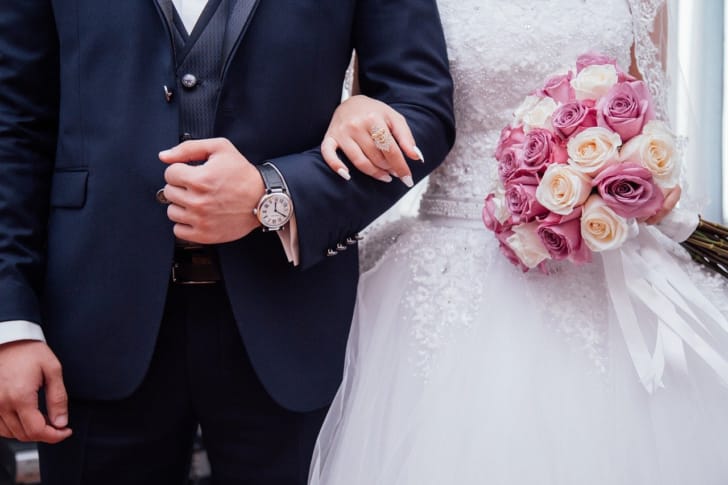 タキシードとドレスを着た新郎新婦の写真