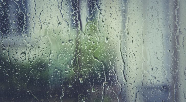 窓に結露がついている写真