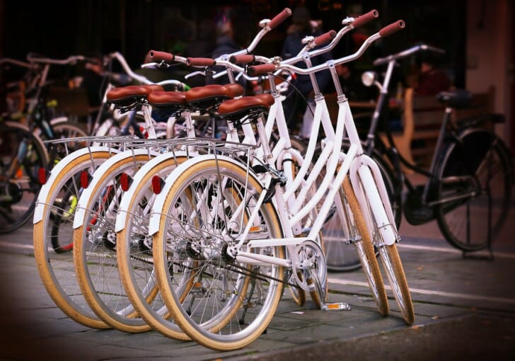 自転車がたくさん駐輪された写真